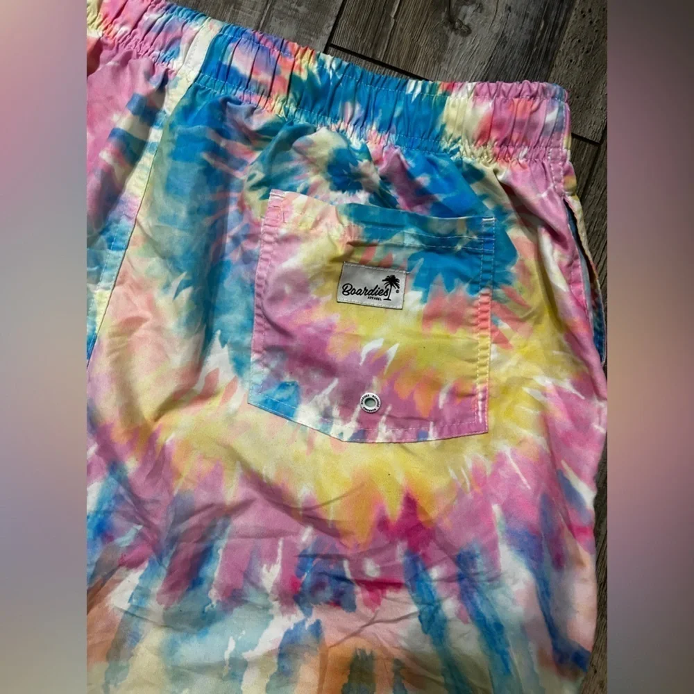 Boardies Men's Medium Spiral Tie Dye III Swim Short Trunks ‎ 5 1/2